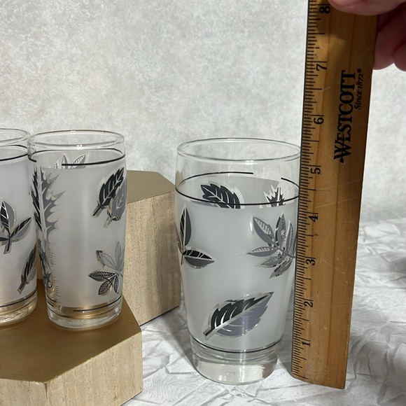 Set of 4 silver leaf Libbey frosted glasses 2 juice glasses and 2 larger - Picture 3 of 10